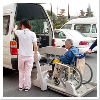 車イス用のリフト付き送迎車